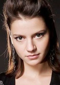 Марина, журналистка, подруга Антонины, мать Яниса