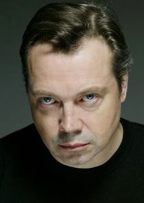 читает закадровый текст