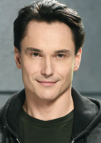 Антон, врач, муж Марты, друг Максима