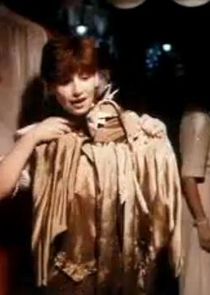 девушка на ярмарке-распродажи