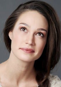 Мила, подруга Насти, официантка