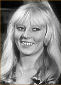 робкая девушка в салоне