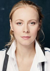 Кира, жена Олега, мать Анжелы, экс-невеста Глеба