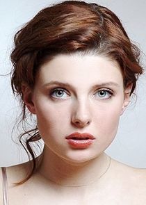 Анастасия Николаевна Кукушкина, мать Алисы, учитель танцев