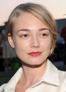 Полина Гринёва, младшая дочь Валентина и Надежды, старшеклассница