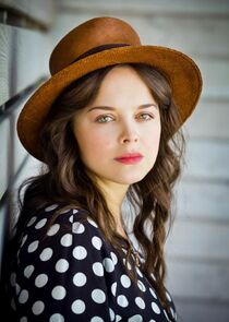 Света, официантка